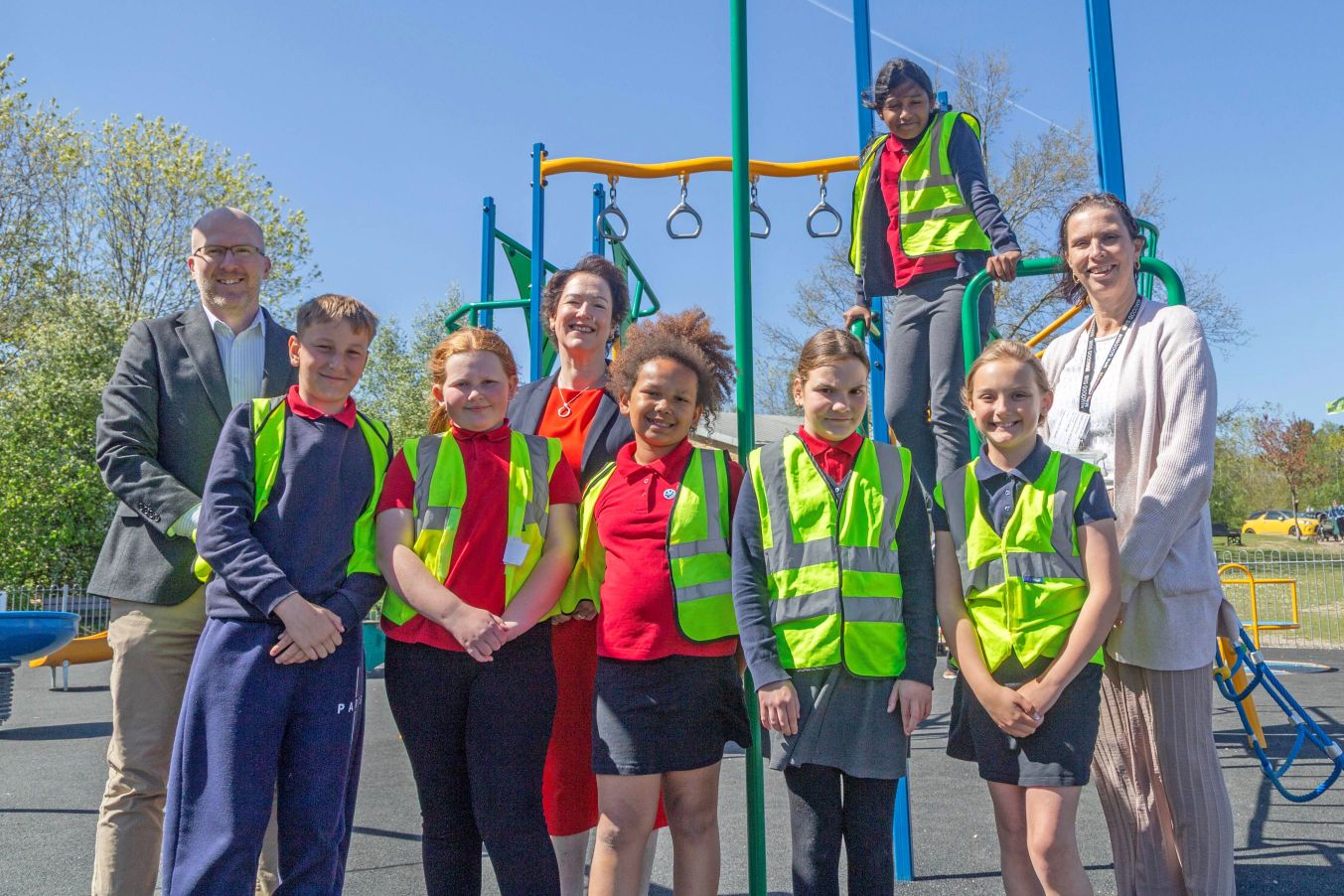 Cllr Amanda Serjeant with teachers and children from Poolsbook Primary Academy
