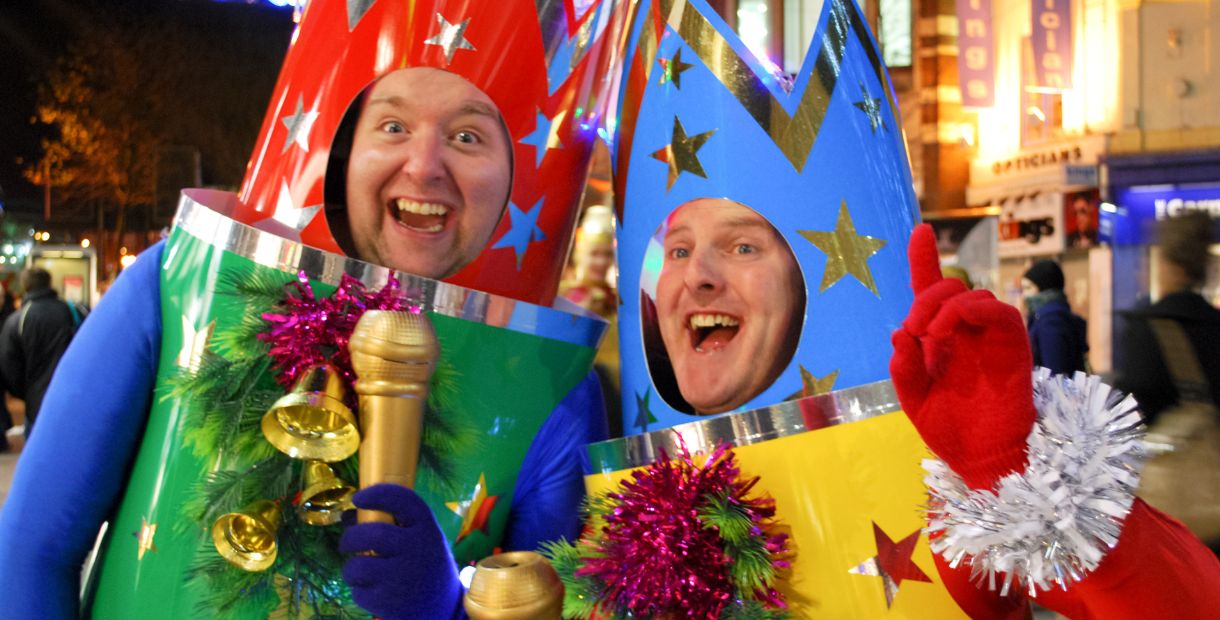 Bubble Beat Elves and Carol Singing Christmas Crackers