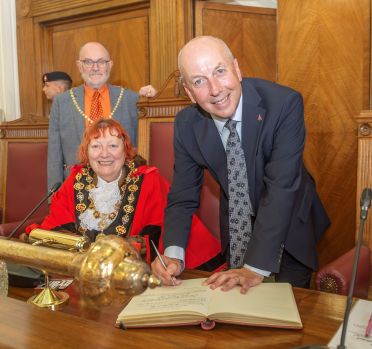 Huw Signing The Roll Of Honorary Freemen Of The Borough News Image